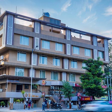 Hotel Pleasant Lake Ahmedabad Exterior photo