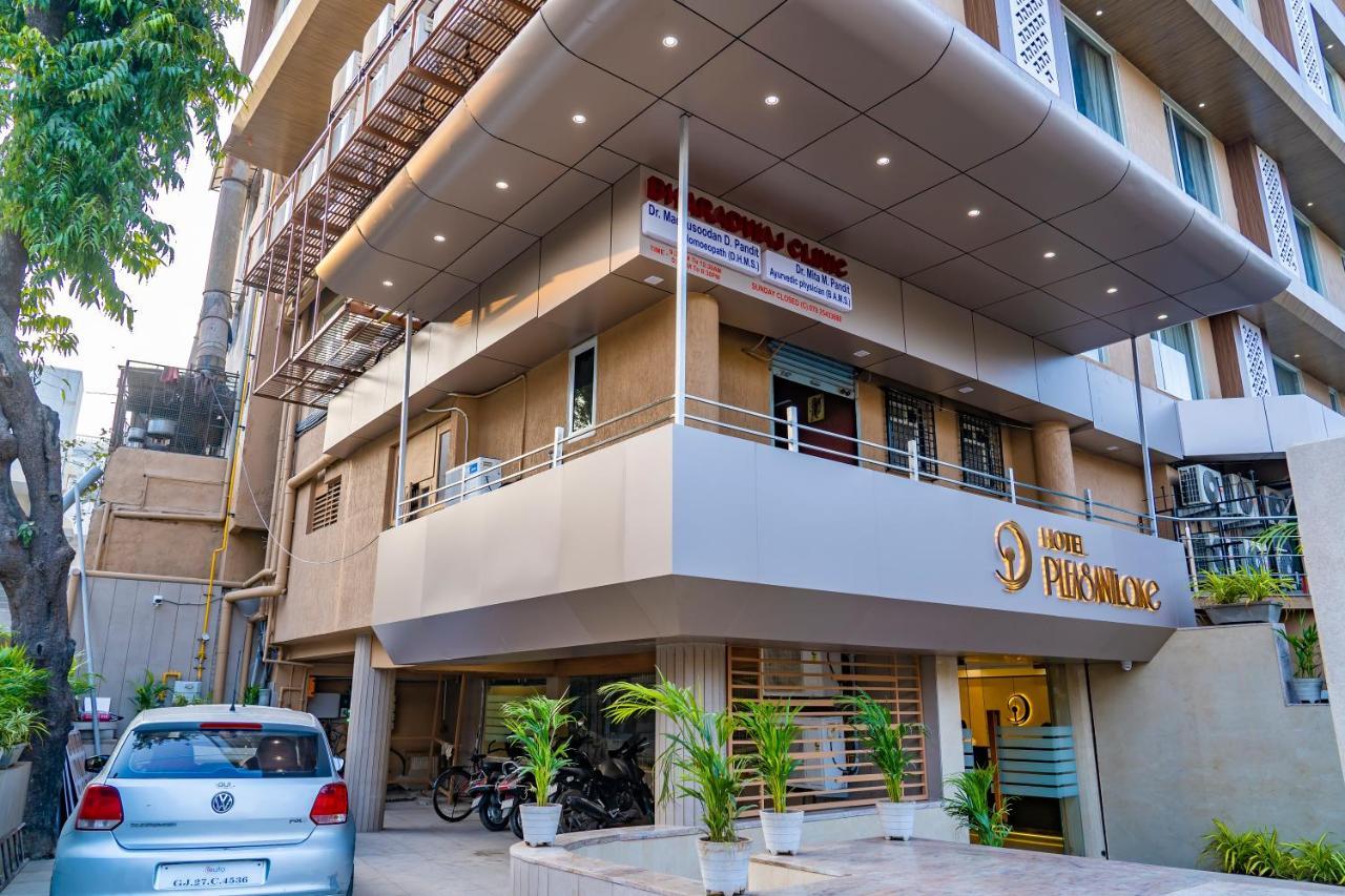 Hotel Pleasant Lake Ahmedabad Exterior photo