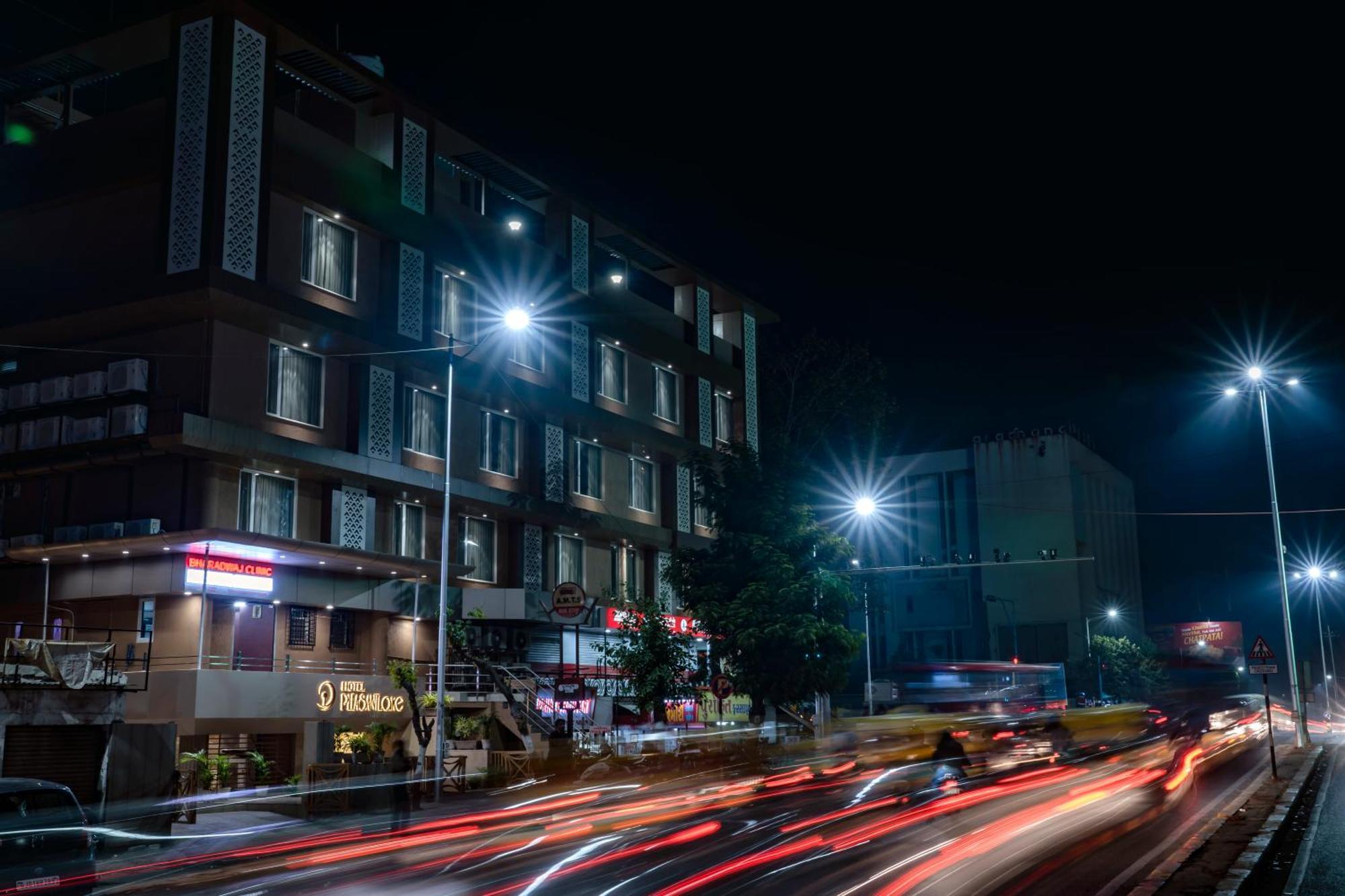 Hotel Pleasant Lake Ahmedabad Exterior photo