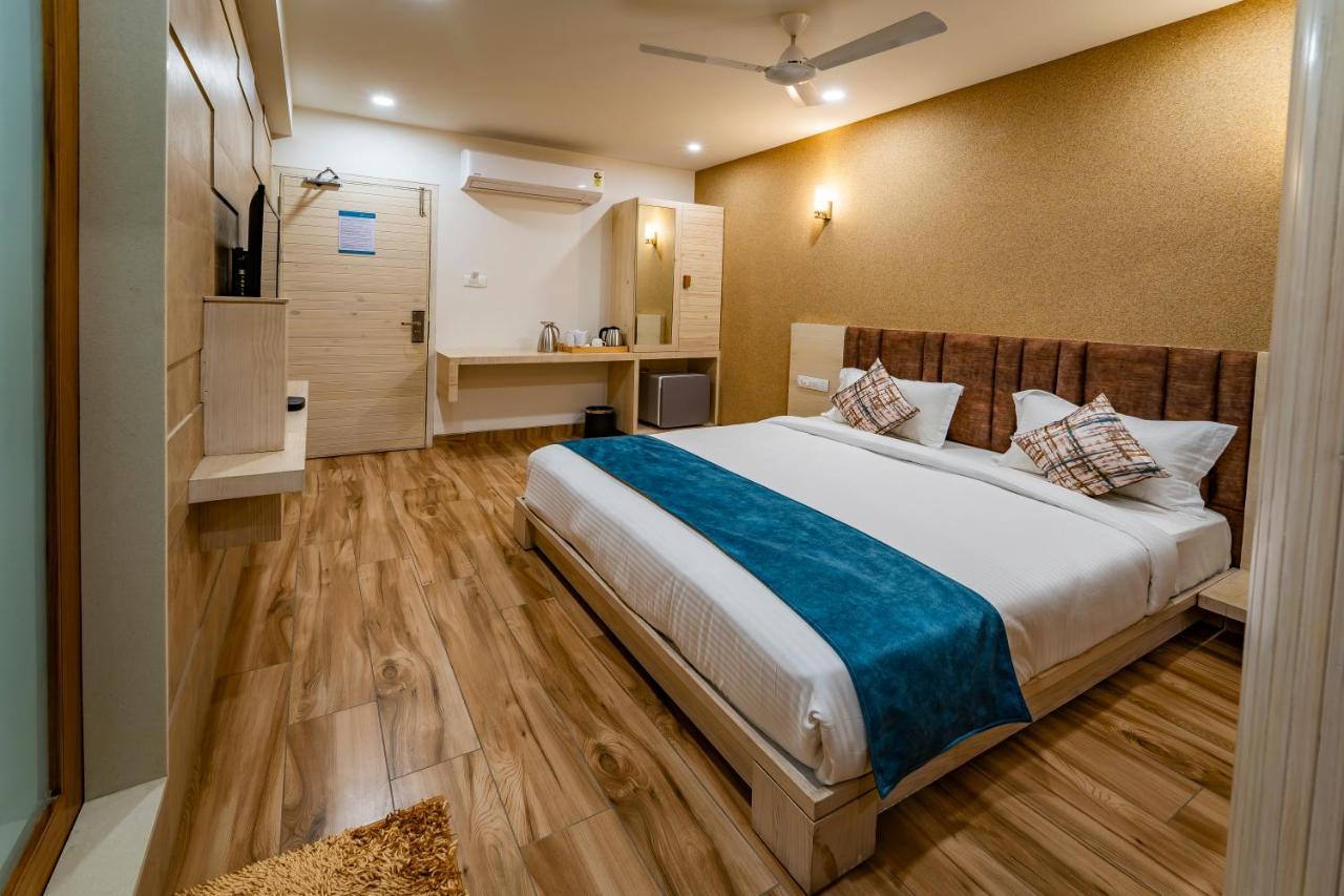 Hotel Pleasant Lake Ahmedabad Exterior photo