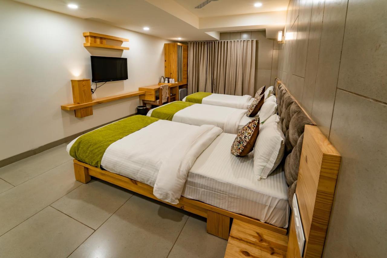 Hotel Pleasant Lake Ahmedabad Exterior photo