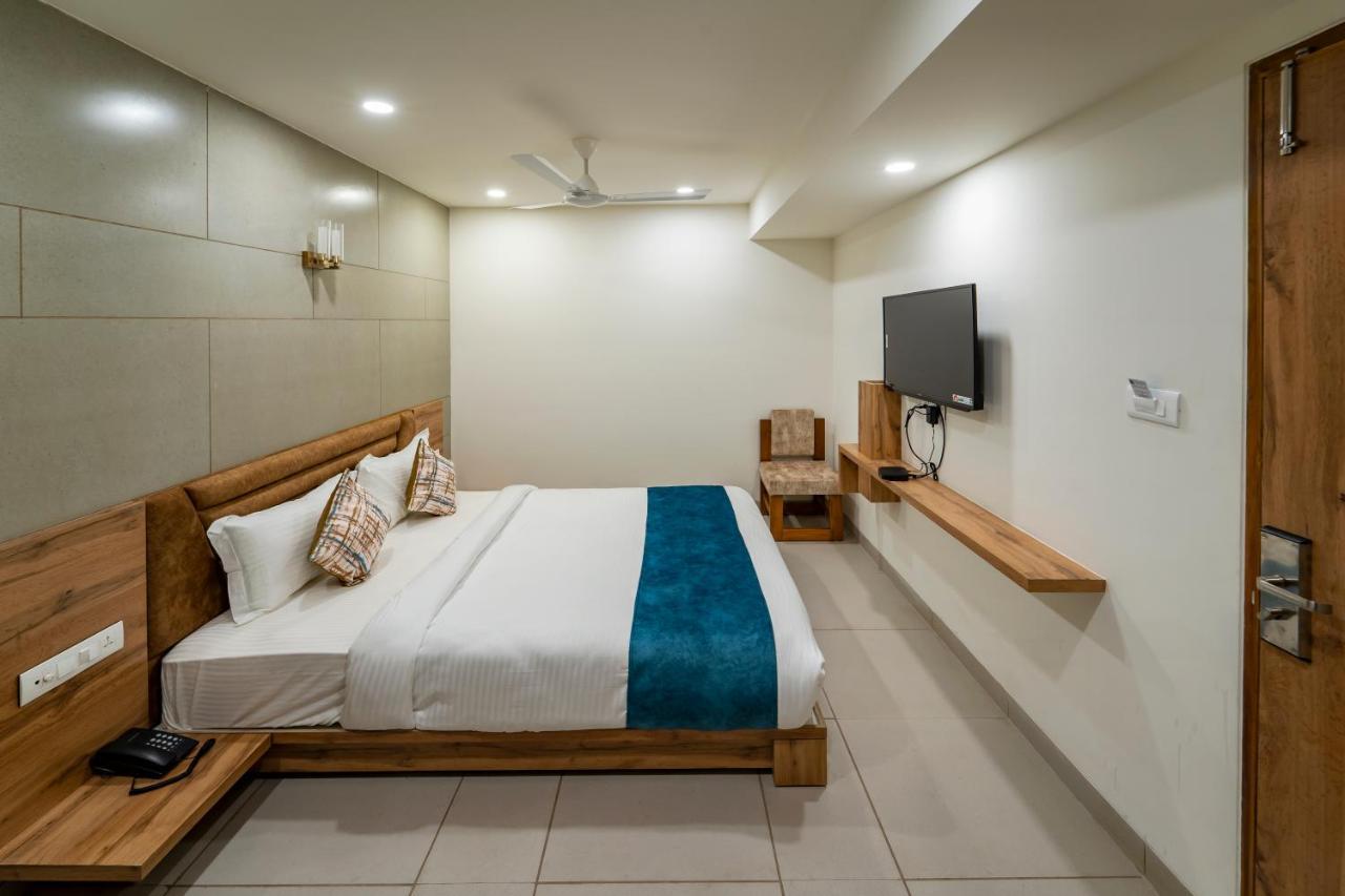 Hotel Pleasant Lake Ahmedabad Exterior photo