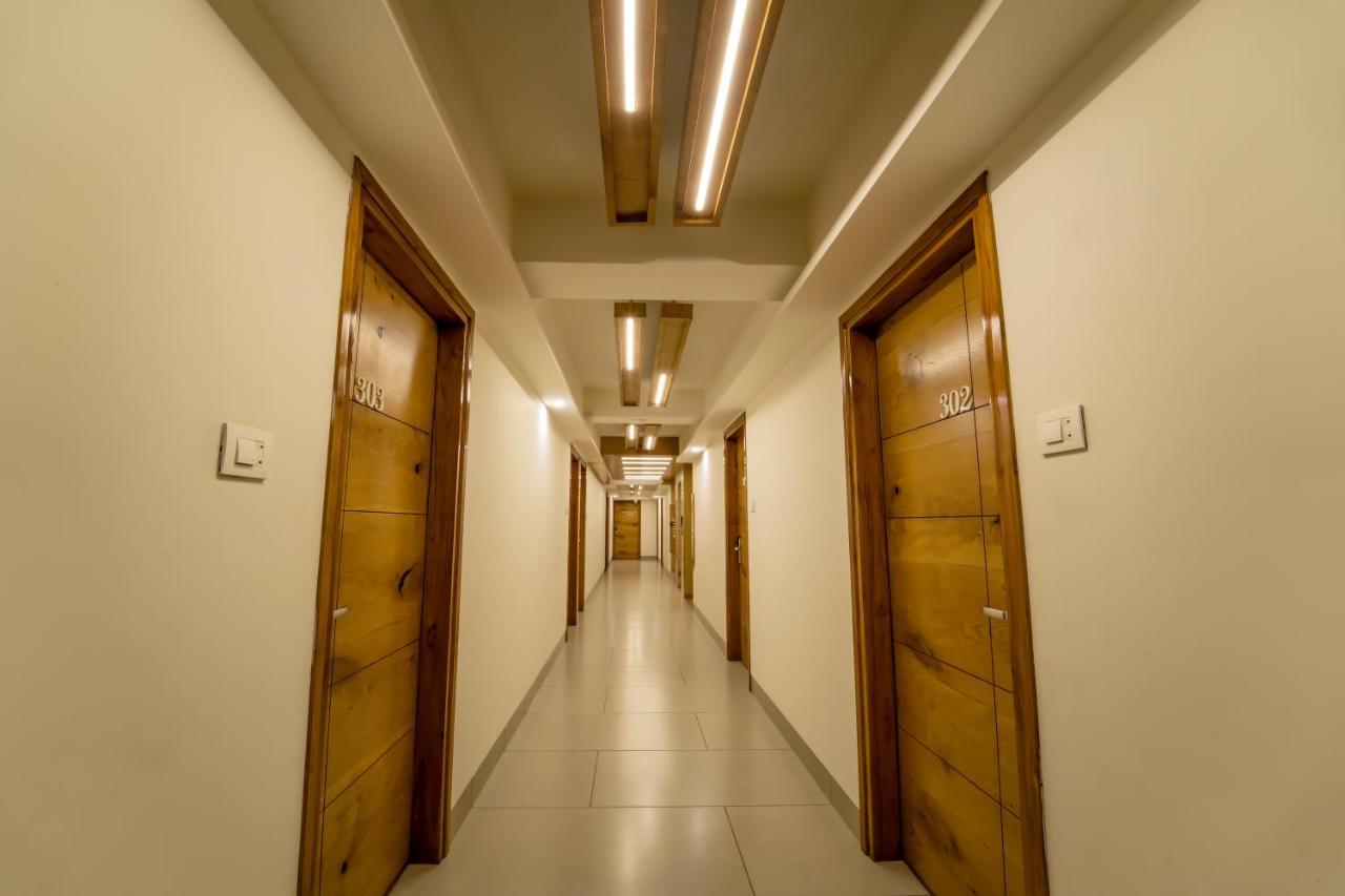 Hotel Pleasant Lake Ahmedabad Exterior photo