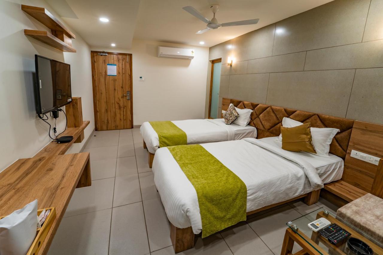 Hotel Pleasant Lake Ahmedabad Exterior photo