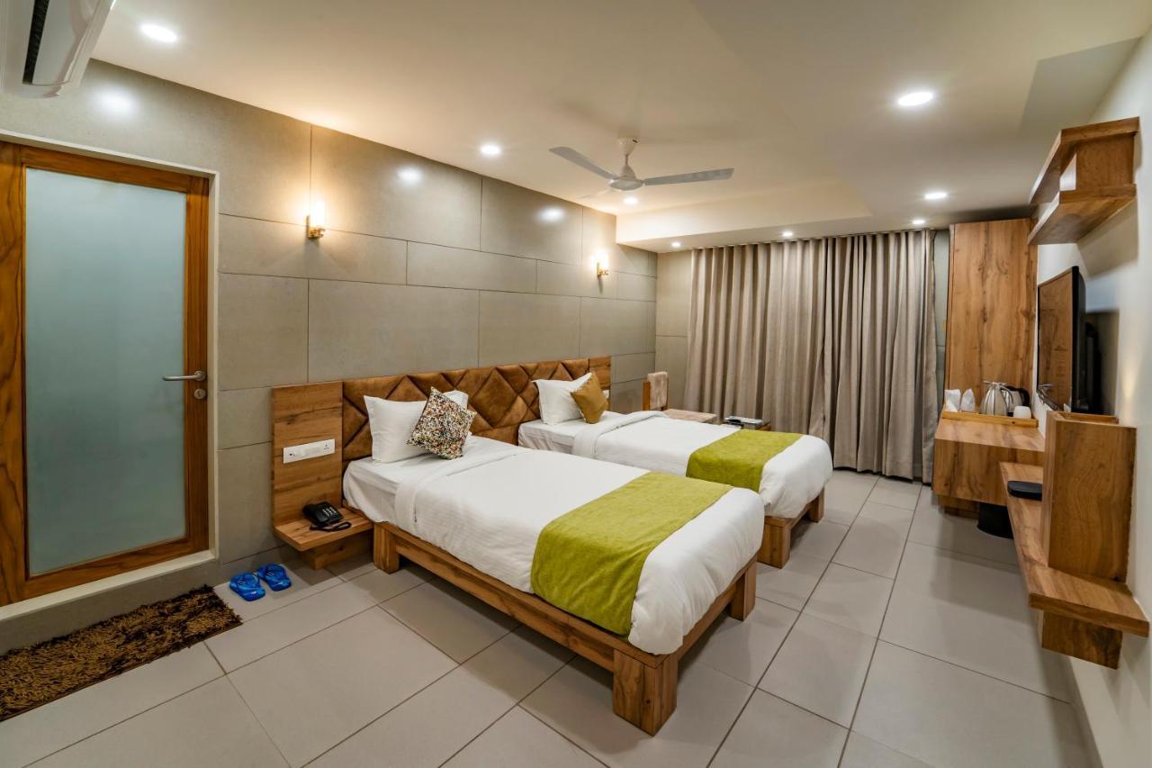 Hotel Pleasant Lake Ahmedabad Exterior photo