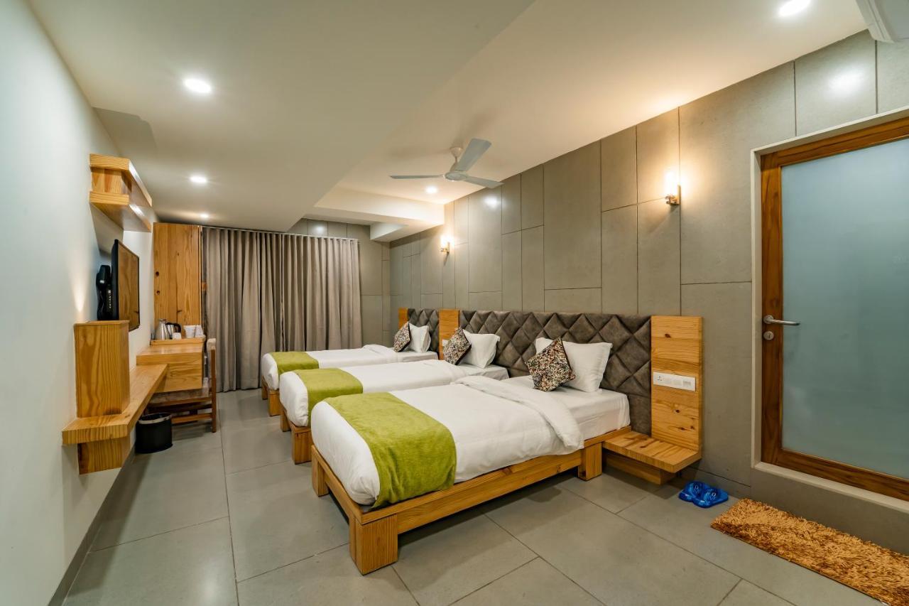 Hotel Pleasant Lake Ahmedabad Exterior photo