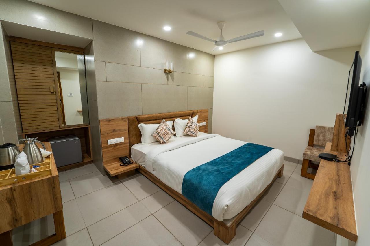 Hotel Pleasant Lake Ahmedabad Exterior photo