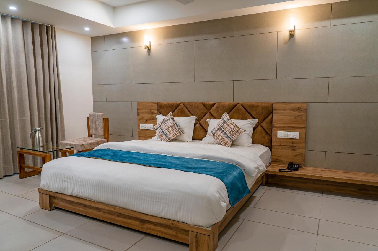 Hotel Pleasant Lake Ahmedabad Exterior photo