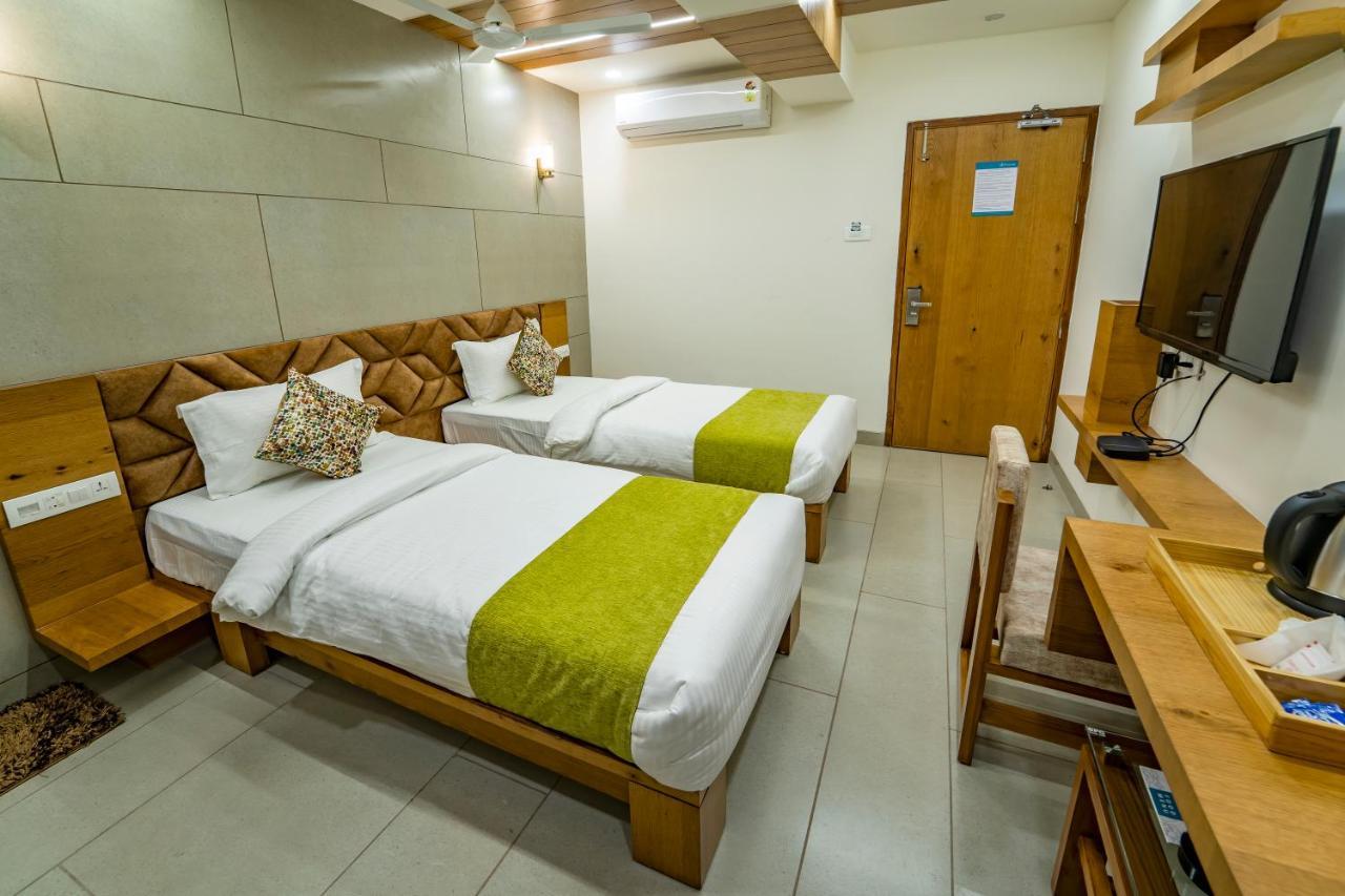 Hotel Pleasant Lake Ahmedabad Exterior photo