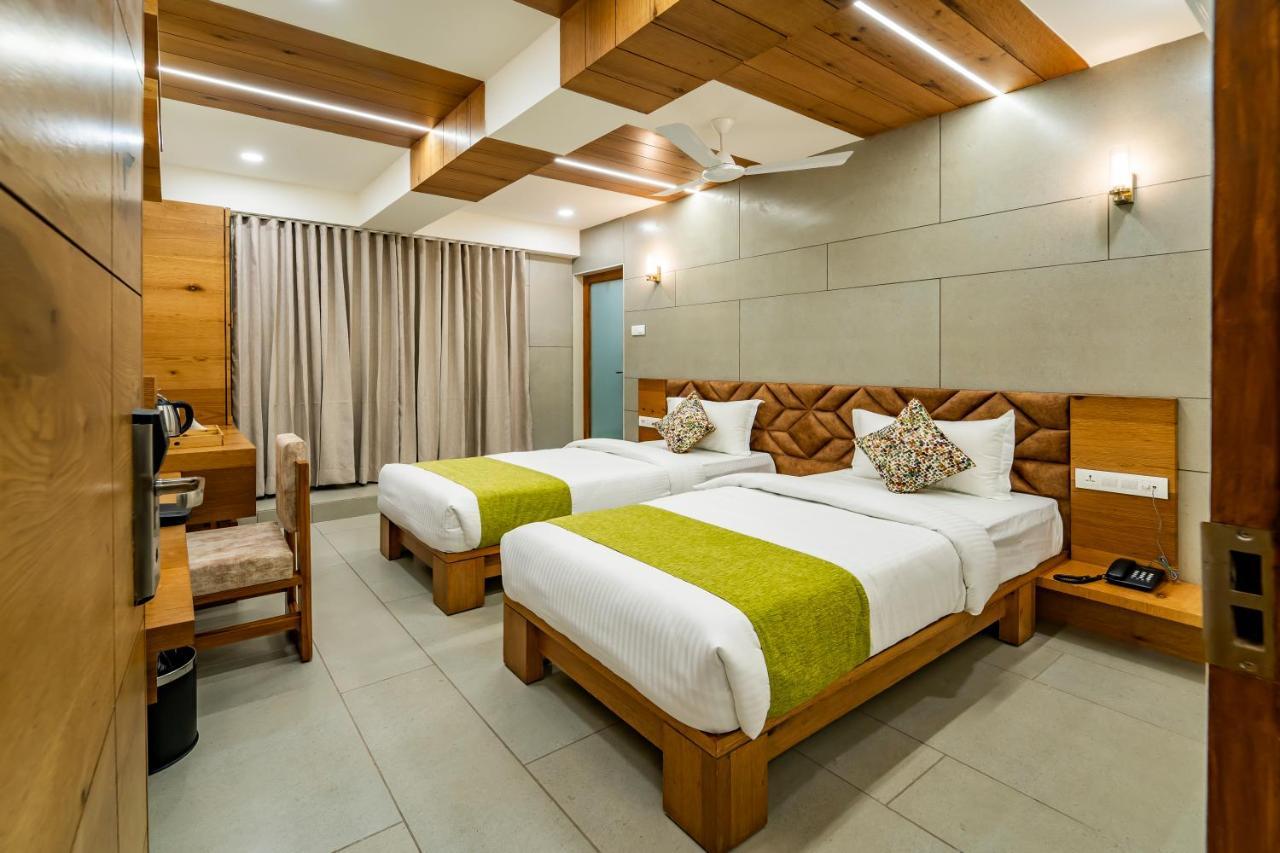 Hotel Pleasant Lake Ahmedabad Exterior photo